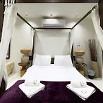 The Pyramids Horizon Studio W Bathtub