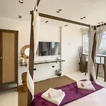 The Pyramids Horizon Studio W Bathtub