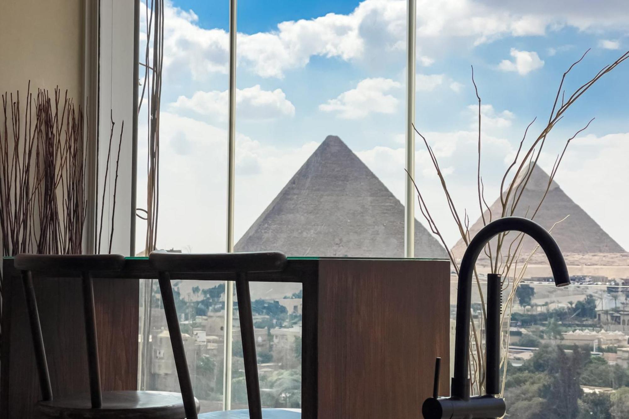 The Pyramids Horizon W Bathtub Apartment *