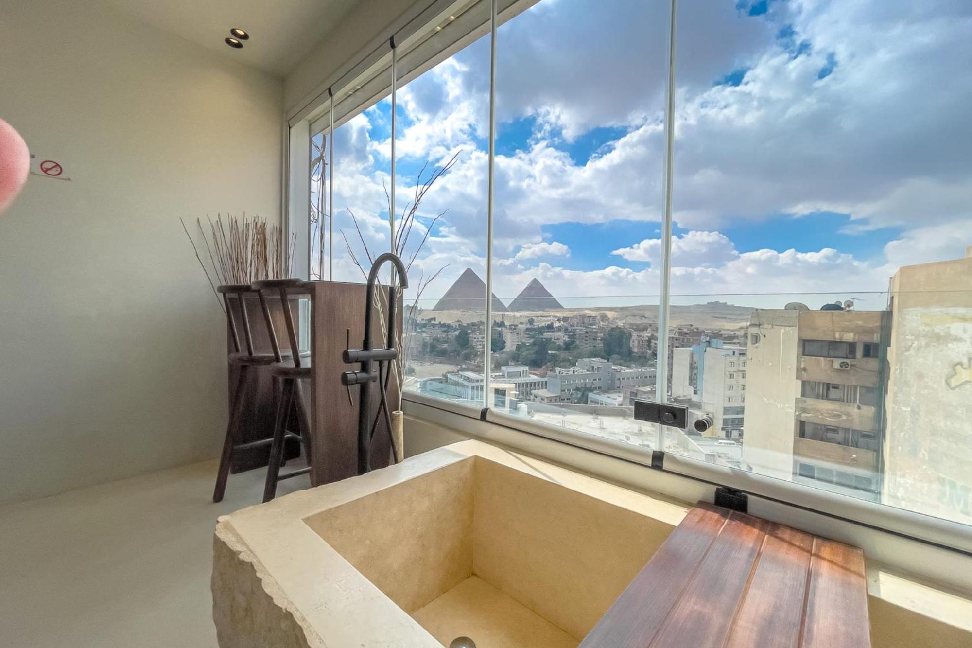 The Pyramids Horizon W Bathtub Apartment *